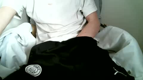 Snapshot of hug_me chatting on 10-27-25, 10:41 Keanu online show from 10-27-25, 10:41