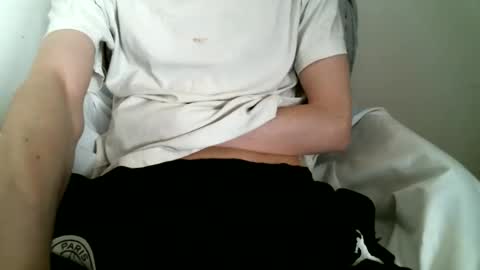 Snapshot of hug_me chatting on 10-31-25, 11:55 Keanu online show from 10-31-25, 11:55