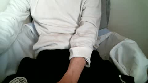 Snapshot of hug_me chatting on 11-07-25, 10:48 Keanu online show from 11-07-25, 10:48