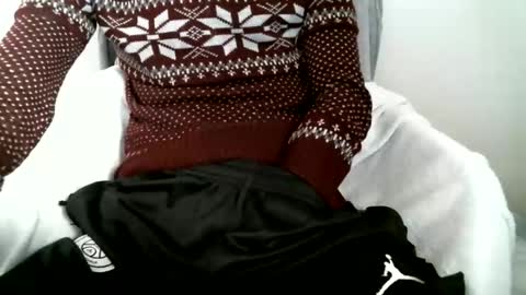 Snapshot of hug_me chatting on 11-08-25, 10:04 Keanu online show from 11-08-25, 10:04