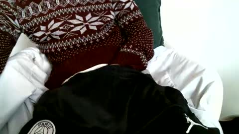 Snapshot of hug_me chatting on 12-05-25, 12:47 Keanu online show from 12-05-25, 12:47