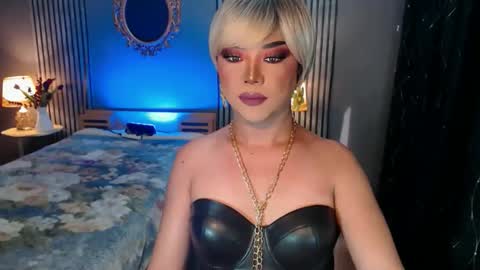 Snapshot of hugecockchristine chatting on 10-25-25, 01:24 Christine online show from 10-25-25, 01:24