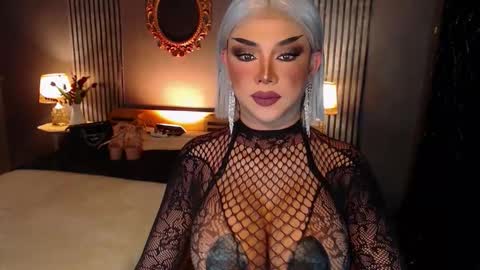 Snapshot of hugecockchristine chatting on 10-31-25, 08:04 Christine online show from 10-31-25, 08:04