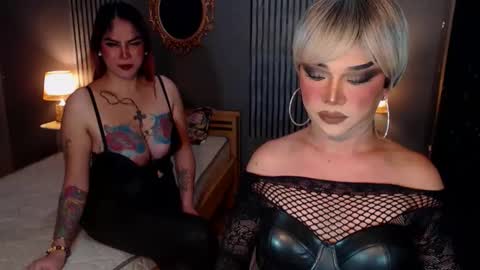 Snapshot of hugecockchristine chatting on 11-11-25, 05:57 Christine online show from 11-11-25, 05:57