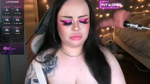 Snapshot of huggy_og chatting on 02-17-25, 06:37 Maddison online show from 02-17-25, 06:37