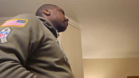 Snapshot of hungluv1 chatting on 11-12-25, 01:06 hungluv1 online show from 11-12-25, 01:06