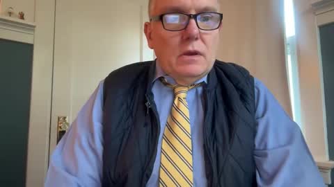 Snapshot of hungron9 chatting on 11-05-25, 01:22 AARON online show from 11-05-25, 01:22