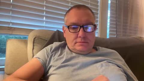 Snapshot of hungron9 chatting on 11-06-25, 01:12 AARON online show from 11-06-25, 01:12