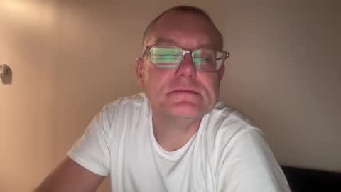 Snapshot of hungron9 chatting on 11-14-25, 02:43 AARON online show from 11-14-25, 02:43