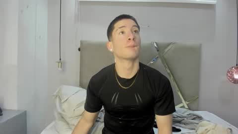 Snapshot of hunterheat_ chatting on 10-15-25, 12:05 hunterheat_ online show from 10-15-25, 12:05