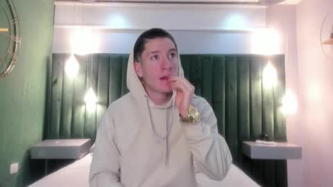 Snapshot of hunterheat_ chatting on 11-18-25, 12:20 hunterheat_ online show from 11-18-25, 12:20