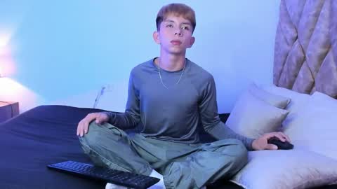 Son Hyunjin online show from 12-21-25, 03:41