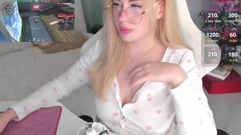 HiI am  EvaPVT is open  online show from 01-10-26, 03:14