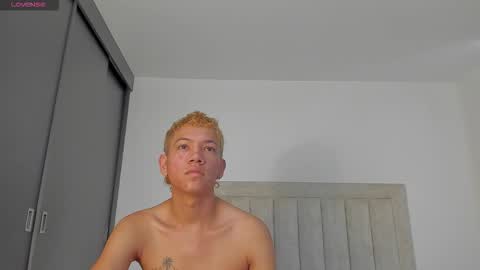 Snapshot of iamjulian_ chatting on 10-22-25, 11:43 Juliiiiian online show from 10-22-25, 11:43