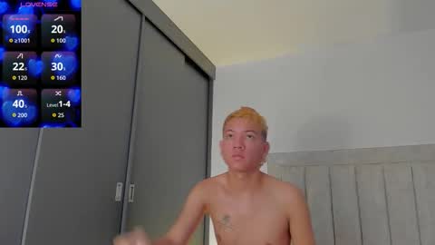 Snapshot of iamjulian_ chatting on 10-31-25, 11:44 Juliiiiian online show from 10-31-25, 11:44