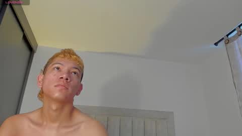 Snapshot of iamjulian_ chatting on 11-08-25, 11:32 Juliiiiian online show from 11-08-25, 11:32