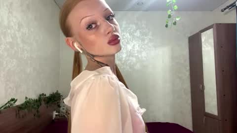 Lylu online show from 11-19-25, 04:23