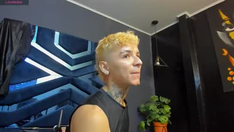 Snapshot of ian_castillo_ chatting on 01-19-26, 11:14 IAN CASTILLO online show from 01-19-26, 11:14