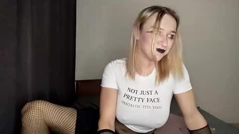 Snapshot of icebenz chatting on 12-15-25, 02:43 Jade online show from 12-15-25, 02:43