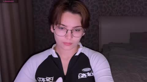 Snapshot of iceeheart chatting on 11-12-25, 03:23 Ksenia online show from 11-12-25, 03:23