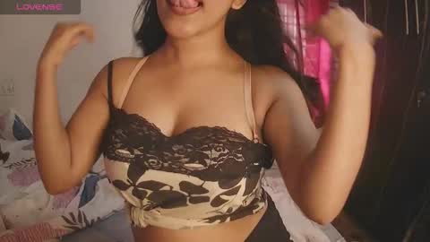 Snapshot of imlovelyrose chatting on 10-10-25, 10:25 ROSE online show from 10-10-25, 10:25