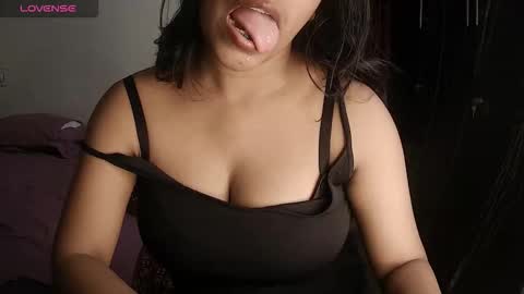 Snapshot of imlovelyrose chatting on 10-25-25, 01:29 ROSE online show from 10-25-25, 01:29