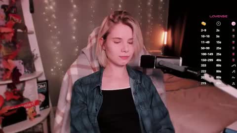 Snapshot of imnotmia chatting on 11-10-25, 08:35 Mia online show from 11-10-25, 08:35