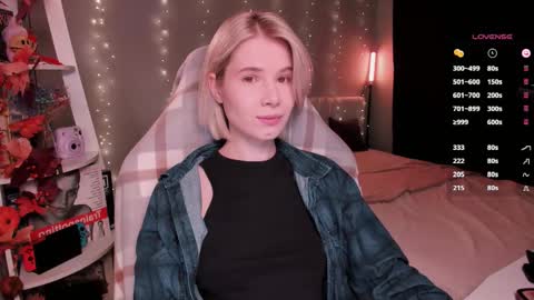 Snapshot of imnotmia chatting on 11-23-25, 10:15 Mia online show from 11-23-25, 10:15