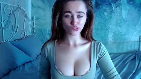 Lina online show from 10-19-25, 12:44