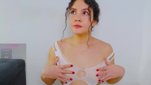 Snapshot of iris_caprice chatting on 09-28-25, 02:06 Instagram iris caprice online show from 09-28-25, 02:06