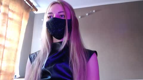Snapshot of iris_lave chatting on 09-22-25, 11:23 Lily online show from 09-22-25, 11:23