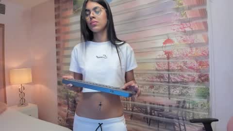 Snapshot of isa_little4u chatting on 10-15-25, 04:01 online show from 10-15-25, 04:01