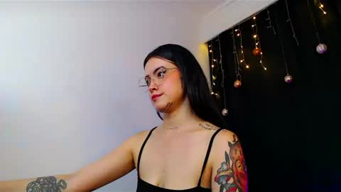 Snapshot of isa_maiden_ chatting on 12-31-24, 05:00       online show from 12-31-24, 05:00