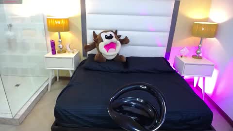 Isa Online 11pm to 5am Colombia time online show from 10-12-25, 03:38