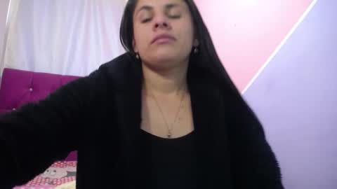 Snapshot of isabella_nice_ chatting on 10-22-25, 04:40 abby online show from 10-22-25, 04:40