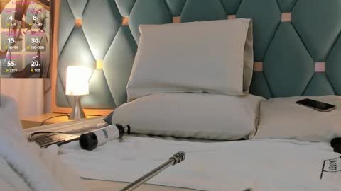 Snapshot of isabella_walton_ chatting on 10-21-25, 11:22 Bella online show from 10-21-25, 11:22