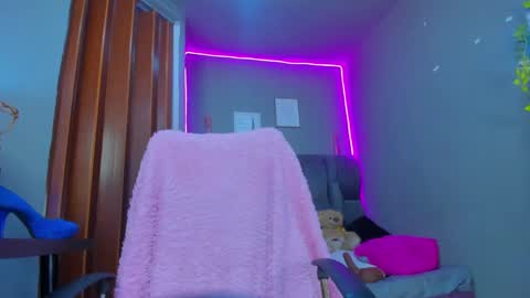 Snapshot of isabellamoons chatting on 09-10-25, 09:15 Isabella anal squirt latina colombian paisa online show from 09-10-25, 09:15