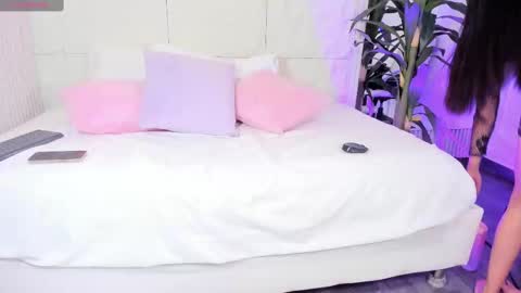 Isa  online show from 10-12-25, 04:22