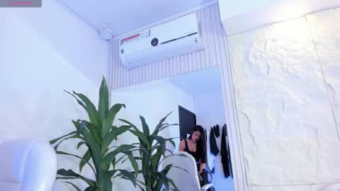 Snapshot of isabellax21 chatting on 12-19-25, 04:30 Isa online show from 12-19-25, 04:30