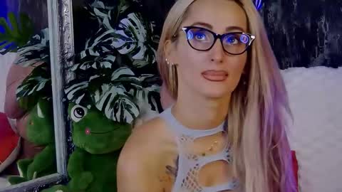 IsabelleEthan online show from 10-03-25, 02:08