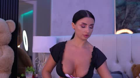 IsabelleHunt online show from 09-27-25, 05:12