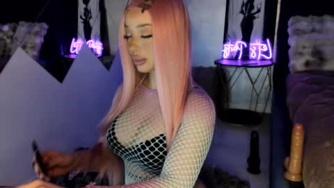 Snapshot of isably chatting on 12-04-25, 12:58 Isa online show from 12-04-25, 12:58