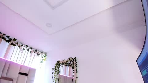 Isis  lohan online show from 10-03-25, 11:51