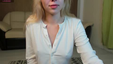 Snapshot of islanomi chatting on 09-18-25, 06:10 Polly online show from 09-18-25, 06:10