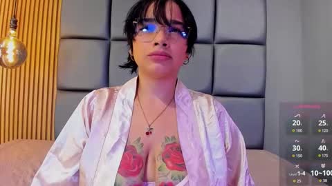 Snapshot of ismaly_castillo chatting on 10-16-25, 01:17 c online show from 10-16-25, 01:17