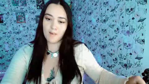 Snapshot of issis_demon chatting on 10-10-25, 05:28 Yiz online show from 10-10-25, 05:28