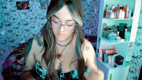 Snapshot of issis_demon chatting on 11-25-25, 02:11 Yiz online show from 11-25-25, 02:11