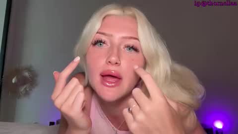 Snapshot of itslunaaaaa chatting on 02-24-26, 03:37 Luna online show from 02-24-26, 03:37