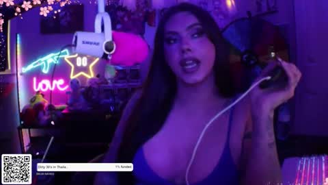 Snapshot of itsnickibabyy chatting on 10-22-25, 12:00 Nicki Foxx online show from 10-22-25, 12:00