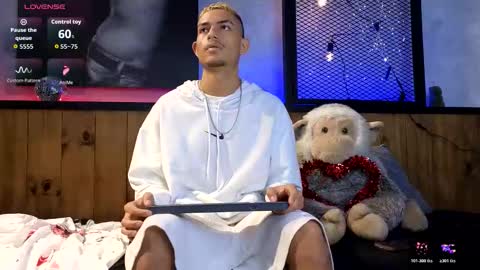 Snapshot of itszairen chatting on 02-15-26, 04:42 itszairen online show from 02-15-26, 04:42